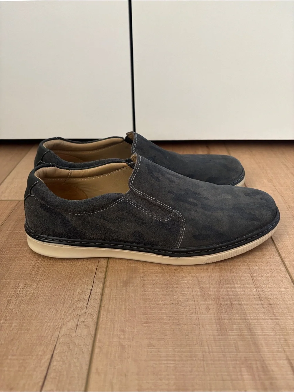 Johnston & Murphy boys suede loafers 7